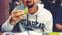 Sebagai atlet, Ginting memang punya pola makan sehat. Ia juga doyan salad sayuran. Yummy! Foto: instagram @sinisukanthony