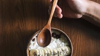 Lewat instagramnya @sinisukanthony, ia kerap mengunggah momen makannya. Salah satu menu favoritnya adalah smoothie bowl. Ginting beberapa kali memajang momen ketika ia menikmati smoothie bowl. Foto: instagram @sinisukanthony