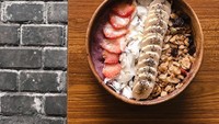 Semangkuk smoothie bowl dengan topping granola, pisang, strawberry dan kelapa muda jadi pilihannya. Smoothie bowl yang diracik dengan campuran buah ini cocok jadi menu sarapan sehat.  Foto: instagram @sinisukanthony