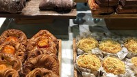 Nyam nyam nyam tulis Ginting pada keterangan fotonya. Ia memotret etalase penuh pastry. Tampaknya deretan kue manis ini berhasil menggoda Ginting. Foto: instagram @sinisukanthony
