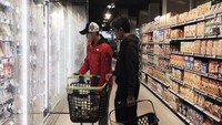 Atlet berusia 24 tahun ini juga hobby belanja di supermarket. Ketika berada di Paris, Ginting menyempatkan waktu buat belanja bahan makanan bersama temannya. Foto: instagram @sinisukanthony