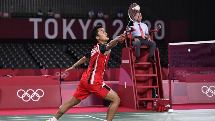 ANTHONY SINISUKA GINTING LOLOS KE SEMIFINAL Pebulutangkis tunggal putra Indonesia Anthony Sinisuka Ginting (kanan) memeluk pelatihnya Hendry Saputra seusai mengalahkan tunggal putra Denmark Anders Antonsen dalam perempatfinal Olimpiade Tokyo 2020 di Musashino Forest Sport Plaza, Tokyo, Jepang, Sabtu (31/7/2021). Anthony Sinisuka Ginting berhasil lolos ke semifinal setelah menang 21-18, 15-21, dan 21-18. ANTARA FOTO/Sigid Kurniawan/foc.