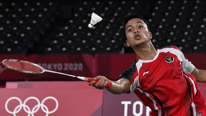 ANTHONY SINISUKA GINTING LOLOS KE SEMIFINAL Pebulutangkis tunggal putra Indonesia Anthony Sinisuka Ginting (kanan) memeluk pelatihnya Hendry Saputra seusai mengalahkan tunggal putra Denmark Anders Antonsen dalam perempatfinal Olimpiade Tokyo 2020 di Musashino Forest Sport Plaza, Tokyo, Jepang, Sabtu (31/7/2021). Anthony Sinisuka Ginting berhasil lolos ke semifinal setelah menang 21-18, 15-21, dan 21-18. ANTARA FOTO/Sigid Kurniawan/foc.