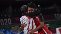 Sementara di nomor ganda putra, Hendra Setiawan/Mohammad Ahsan akan melawan Aaron Chia/Soh Wooi Yik dalam upaya meraih medali perunggu di Olimpiade Tokyo 2020.
