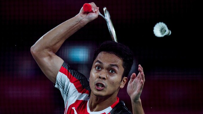 ANTHONY SINISUKA GINTING LOLOS KE SEMIFINAL Pebulutangkis tunggal putra Indonesia Anthony Sinisuka Ginting (kanan) memeluk pelatihnya Hendry Saputra seusai mengalahkan tunggal putra Denmark Anders Antonsen dalam perempatfinal Olimpiade Tokyo 2020 di Musashino Forest Sport Plaza, Tokyo, Jepang, Sabtu (31/7/2021). Anthony Sinisuka Ginting berhasil lolos ke semifinal setelah menang 21-18, 15-21, dan 21-18. ANTARA FOTO/Sigid Kurniawan/foc.