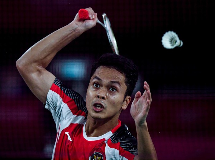 Pebulutangkis tunggal putra Indonesia Anthony Sinisuka Ginting (kanan) memeluk pelatihnya Hendry Saputra seusai mengalahkan tunggal putra Denmark Anders Antonsen dalam perempatfinal Olimpiade Tokyo 2020 di Musashino Forest Sport Plaza, Tokyo, Jepang, Sabtu (31/7/2021). Anthony Sinisuka Ginting berhasil lolos ke semifinal setelah menang 21-18, 15-21, dan 21-18. ANTARA FOTO/Sigid Kurniawan/foc.