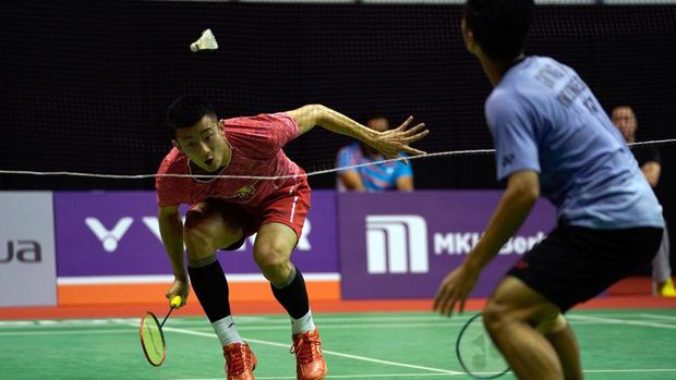 KUALA LUMPUR, MALAYSIA - JANUARY 17: Chen Long of China plays a return shot to Anthony Sinisuka Ginting of Indonesia during the Men Singles round one match of the Perodua Malaysia Masters 2018 on January 17, 2018 in Kuala Lumpur, Malaysia. (Photo by Stanley Chou/G etty Images)