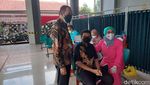 Antusias Siswa SD-SMP di Cimahi saat Vaksinasi COVID-19