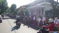 Berdasarkan data Dinas Kesehatan (Dinkes) Kota Cimahi total ada sebanyak 57.514 anak sekolah usia 12-17 tahun yang menjadi sasaran vaksinasi. Ngatiyana menyebut dalam sehari ditargetkan 1.000 sampai 1.200 anak bakal divaksinasi dosis pertama.