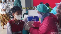 M Rifki (13), salah seorang siswa SMP kelas VII yang mengikuti vaksinasi mengatakan ia didaftarkan oleh orangtuanya untuk mengikuti vaksinasi tersebut. ia juga berharap dengan vaksinasi pada siswa SD dan SMP bisa mempercepat pelaksanaan sekolah tatap muka. 
