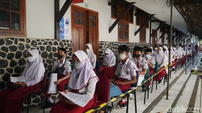 Antusias Siswa SD-SMP di Cimahi saat Vaksinasi COVID-19