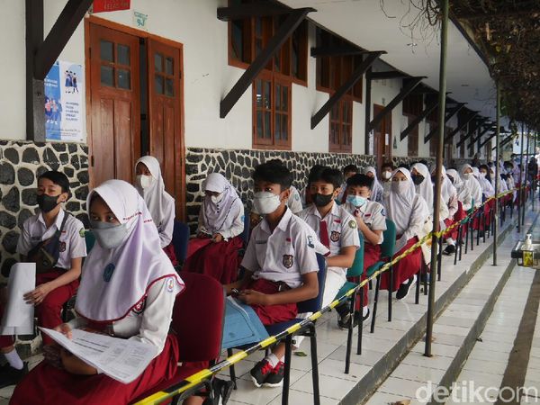Antusias Siswa SD-SMP di Cimahi saat Vaksinasi COVID-19