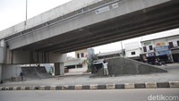 Pekerja melakukan proses pembangunan taman kolong skate park di kolong flyover Cipendawa, Kota Bekasi, Jawa Barat, Sabtu (31/7/2021).