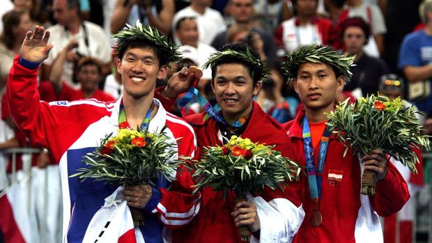 ATHENS - AUGUST 21: (L-R) Seung Mo Shon of Korea (silver), Taufik Hidayat of Indonesia (gold) and Soni Dwi Kuncoro of Indonesia (bronze) celebrate after receiving medals for the men's singles badminton event on August 21, 2004 during the Athens 2004 Summer Olympic Games at Olympic Hall in the Goudi Olympic Complex in Athens, Greece. (Photo by Jonathan Ferrey/Getty Images)