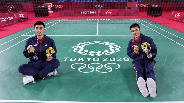 CHOFU, JAPAN - JULY 31: Gold medalists of Men's Doubles badminton event Lee Yang(right) and Wang Chi-Lin of Team Chinese Taipei pose for photo on day eight of the Tokyo 2020 Olympic Games at Musashino Forest Sport Plaza on July 31, 2021 in Chofu, Tokyo, Japan. (Photo by Lintao Zhang/Getty Images)