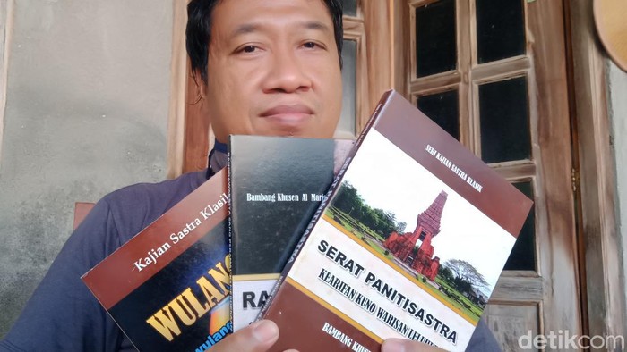 Bambang dengan beberapa buku cetakan terjemahan karya sastra Jawa klasik. (Achmad Syauqi detikcom)