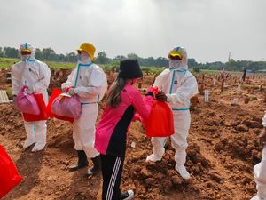Bhayangkari Polda Metro Bagikan APD-Bansos ke Penggali Kubur COVID 