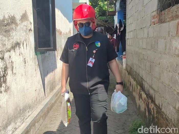 Bupati Kediri Hanindhito Himawan Pramana membagikan paket obat serta vitamin ke warga yang isolasi mandiri (isoman). Ini sebagai wujud perhatian dan pengabdian diri ke warga.