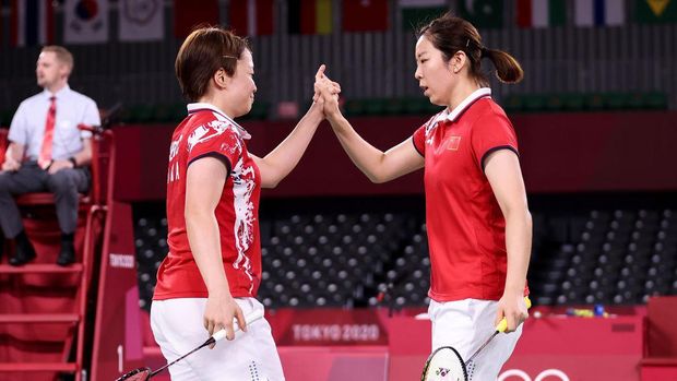 CHOFU, JAPAN - JULY 31: Chen Qing Chen(left) and Jia Yi Fan of Team China celebrate as they win against Kim Soyeong and Kong Heeyong of Team South Korea during a Women's Doubles Semi-final match on day eight of the Tokyo 2020 Olympic Games at Musashino Forest Sport Plaza on July 31, 2021 in Chofu, Tokyo, Japan. (Photo by Lintao Zhang/Getty Images)