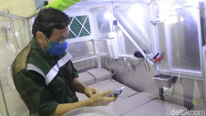 Dear Pak Jokowi, Warga Bandung Ciptakan Kabin Pasien COVID-19 Delta Varian Delta disebut memiliki tingkat penularan 97% lebih tinggi. Hal itu menginspirasi warga Kota Bandung, Simon Yudistra Sanjaya (57) untuk membuat kabin terapi.
