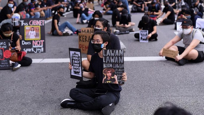 Malaysians take part in a rare anti-government rally in Kuala Lumpur on July 31, 2021, despite a tough Covid-19 coronavirus lockdown in place restricting gatherings and public assemblies. (Photo by Arif KARTONO / AFP)