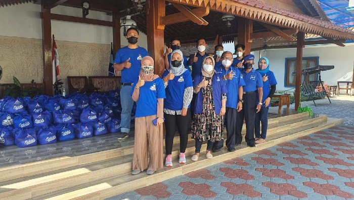 DPD Partai Demokrat Jatim menggelar program Demokrat Peduli. Mereka menyalurkan sembako kepada warga terdampak PPKM.