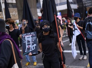 Abaikan Pembatasan Corona, Warga Malaysia Demo Kibarkan Bendera Hitam