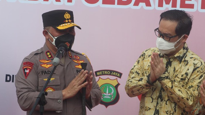 Donasi Bantuan Medis untuk Sektor Kritikal Chief Network Officer Siloam Hospitals Group Hendy Widjaja (kanan) menyerahkan donasi Siloam Hospitals Group kepada Kapolda Metro Jaya Irjen Fadil Imran berupa 15000 Surgical Gown, 15000 Masker Media, 15000 Sarung Tangan Medis di Lapangan Presisi Polda Metro Jaya, Jakarta, Jumat (30/7/2021). Bantuan medis dari Siloam Hospitals Group kepada Polda Metro Jaya sebagai wujud nyata peran serta Siloam Hospitals Group ambil bagian dari Program Vaksinasi Merdeka sebagai upaya memutus rantai pandemi Covid-19.