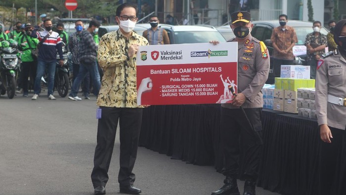 Donasi Bantuan Medis untuk Sektor Kritikal Chief Network Officer Siloam Hospitals Group Hendy Widjaja (kanan) menyerahkan donasi Siloam Hospitals Group kepada Kapolda Metro Jaya Irjen Fadil Imran berupa 15000 Surgical Gown, 15000 Masker Media, 15000 Sarung Tangan Medis di Lapangan Presisi Polda Metro Jaya, Jakarta, Jumat (30/7/2021). Bantuan medis dari Siloam Hospitals Group kepada Polda Metro Jaya sebagai wujud nyata peran serta Siloam Hospitals Group ambil bagian dari Program Vaksinasi Merdeka sebagai upaya memutus rantai pandemi Covid-19.