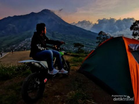 Menikmati sunset di tepi Embung Manajar. Sumber foto Gunawan Sulistiyo