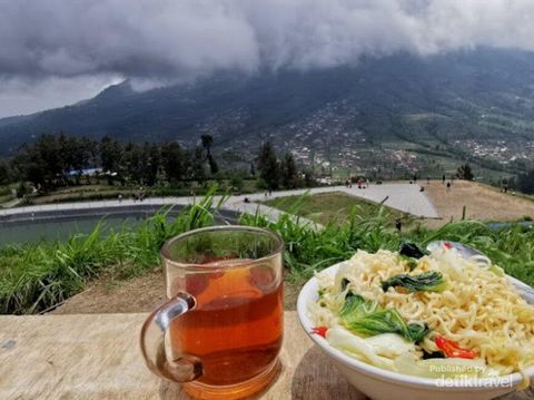 Semangkuk mie instan dan segelas teh hangat. Sumber foto Willy Alnect