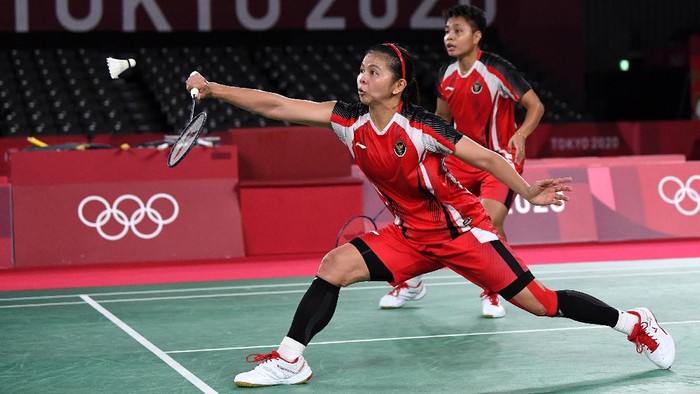 GANDA PUTRI INDONESIA MELAJU KE FINAL Pebulutangkis ganda putri Indonesia Apriyani Rahayu (kiri) membasuh matanya disaksikan rekannya Greysia Pollii saat melawan ganda putri Korea Selatan Lee Sohee/Shin Seungchan dalam semifinal Olimpiade Tokyo 2020 di Musashino Forest Sport Plaza, Tokyo, Jepang, Sabtu (31/7/2021). Greysia/Apriyani menang 21-19, 21-17 dan melaju ke final. ANTARA FOTO/Sigid Kurniawan/foc.
