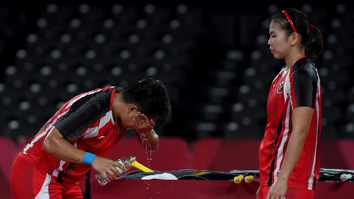 GANDA PUTRI INDONESIA MELAJU KE FINAL Pebulutangkis ganda putri Indonesia Apriyani Rahayu (kiri) membasuh matanya disaksikan rekannya Greysia Pollii saat melawan ganda putri Korea Selatan Lee Sohee/Shin Seungchan dalam semifinal Olimpiade Tokyo 2020 di Musashino Forest Sport Plaza, Tokyo, Jepang, Sabtu (31/7/2021). Greysia/Apriyani menang 21-19, 21-17 dan melaju ke final. ANTARA FOTO/Sigid Kurniawan/foc.