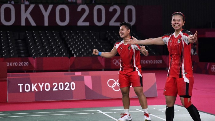 GANDA PUTRI INDONESIA MELAJU KE FINAL Pebulutangkis ganda putri Indonesia Apriyani Rahayu (kiri) membasuh matanya disaksikan rekannya Greysia Pollii saat melawan ganda putri Korea Selatan Lee Sohee/Shin Seungchan dalam semifinal Olimpiade Tokyo 2020 di Musashino Forest Sport Plaza, Tokyo, Jepang, Sabtu (31/7/2021). Greysia/Apriyani menang 21-19, 21-17 dan melaju ke final. ANTARA FOTO/Sigid Kurniawan/foc.