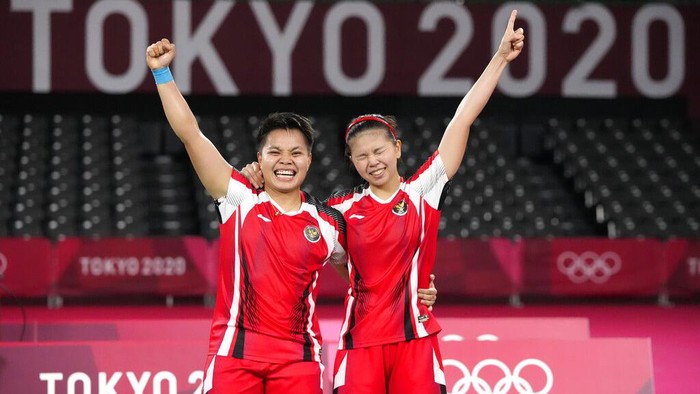 Indonesias Greysia Polii, right, and Apriyani Rahayu celebrate after winning against South Koreas Lee Sohee and Shin Seungchan their womens semifinal badminton match at the 2020 Summer Olympics, Saturday, July 31, 2021, in Tokyo, Japan. (AP Photo/Markus Schreiber)