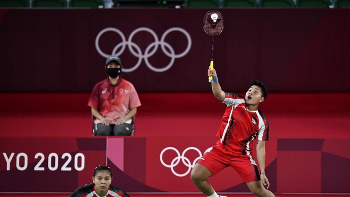 Pebulutangkis ganda putri Indonesia Greysia Pollii/Apriyani Rahayu merayakan kemenangan atas ganda putri Korea Selatan Lee Sohee/Shin Seungchan dalam semifinal Olimpiade Tokyo 2020 di Musashino Forest Sport Plaza, Tokyo, Jepang, Sabtu (31/7/2021). Greysia/Apriyani menang 21-19, 21-17 dan melaju ke final. ANTARA FOTO/Sigid Kurniawan/foc.