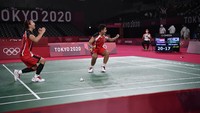 Indonesia masih mempunyai dua wakil di cabang olahraga bulutangkis di Olimpiade Tokyo 2020. Di nomor tunggal putra, Anthony Sinisuka Ginting melawan tunggal Denmark, Anders Antonsen, untuk berebut tiket ke semifinal.