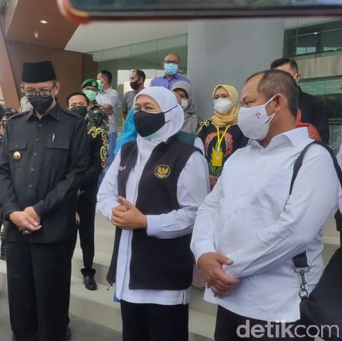 Gubernur Jatim Khofifah Indar Parawansa meninjau vaksinasi COVID-19 di Universitas Jember (Unej). Vaksinasi digelar Keluarga Alumni Universitas Jember (KAUJE) yang bekerja sama dengan pihak kampus.