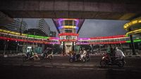 Keren! Halte CSW Jakarta Berhiaskan Lampu Warna-warni