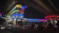 Konsep lampu warna-warni di jembatan itu sudah didesain pada perencanaan awal saat penilaian sayembara bersama Pemprov DKI Jakarta. Lampu warna-warni itu akan menyala secara otomatis pada pukul 18.00 WIB dan mati secara otomatis sekitar pukul 05.30 WIB. Foto: ANTARA FOTO/Aprillio Akbar