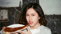 Lagi-lagi makan fast food, kali ini Hasyakyla Utama memilih pizza untuk camilannya. Posenya saat makan pizza ini terlihat mirip seperti Zara Adhisty. Foto: Instagram @hasyakyla