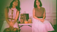 Nah, ini adalah salah satu bukti kedekatan Hasyakyla Utami dan Zara Adhisty saat ngopi cantik. Mereka menikmati kopi dan roti dan coffee shop terkenal. Foto: Instagram @hasyakyla