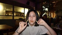 Ini adalah gaya lain Hasyakyla Utami saat menikmati kentang horeng. Tampaknya Hasyakyla ketagihan saat ngemil kentang gorengnya.  Foto: Instagram @hasyakyla