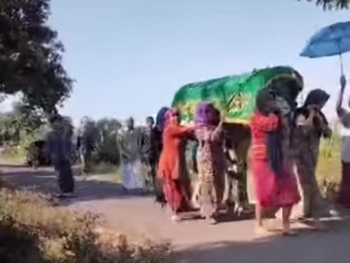 Aksi tak biasa dilakukan ibu-ibu di Desa Klangrong, Kecamatan Kejayan, Kabupaten Pasuruan. Mereka menggotong keranda jenazah ke pemakaman.