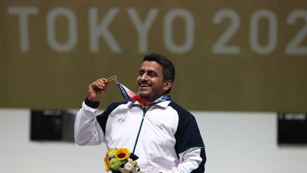 ASAKA, JAPAN - JULY 24: Gold Medalist Javad Foroughi of Team Iran poses on the podium following the 10m Air Pistol Men's event on day one of the Tokyo 2020 Olympic Games at Asaka Shooting Range on July 24, 2021 in Asaka, Saitama, Japan. (Photo by Kevin C. Cox/Getty Images)