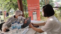 BUMD milik Pemprov DKI ini juga ikut mendukung program Mobil Vaksin Keliling ini dengan menyediakan langsung 2 unit mobil vaksin keliling, tenaga Kesehatan berikut dengan sejumlah peralatan kesehatan. 