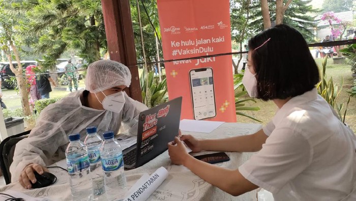 Percepatan vaksinasi nasional terus dikebut. Kali ini Pemprov DKI Jakarta melakukan aksi jemput bola dengan mobil keliling.