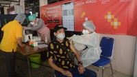 Warga DKI Jakarta tengah melakukan vaksinasi di salah satu titik lokasi program mobil vaksin keliling di Jakarta (31/7). Program Mobil vaksin keliling di inisiasi oleh Pemprov DKI Jakarta yang berkolaborasi dengan Bank DKI dan JXB.