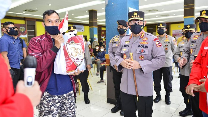 Kapolri Jenderal Listyo Sigit Prabowo meninjau vaksinasi massal di Universitas Bhayangkara, Bekasi