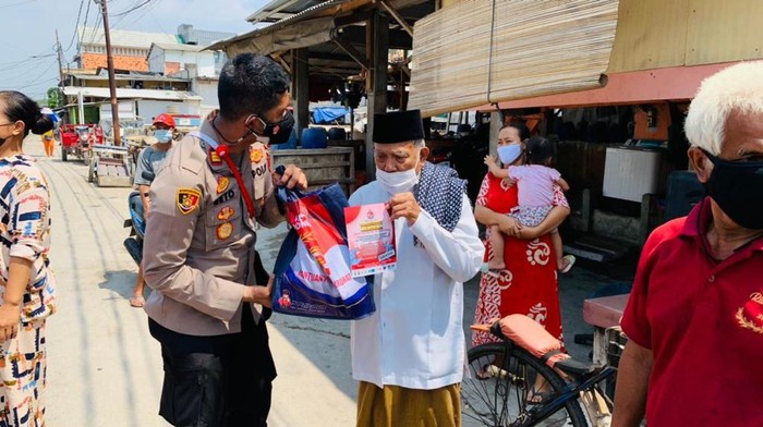 Kapolsek Sunda Kelapa AKP Seto Handoko bagikan bansos ke warga